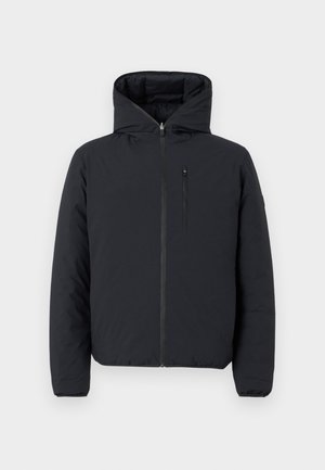 Zwarte gewatteerde jas met een capuchon. Heeft een hoge kraag, een ritssluiting aan de voorkant en een ritsvak op de borst. Glad textuur en minimalistisch ontwerp.