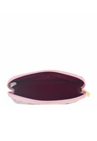 Roze ritszak met een zachte buitenkant, dieprode binnenvoering en gouden hardwareaccenten. Geschikt voor kleine voorwerpen of cosmetica.