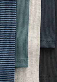 Pannelli in tessuto rigato in quattro colori: strisce blu navy, teal, grigio chiaro e grigio scuro. Ogni pannello presenta una texture e una finitura distintive.