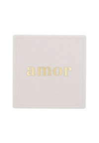 Jabón en barra cuadrado blanco con la palabra "amor" grabada en letras doradas en el centro.