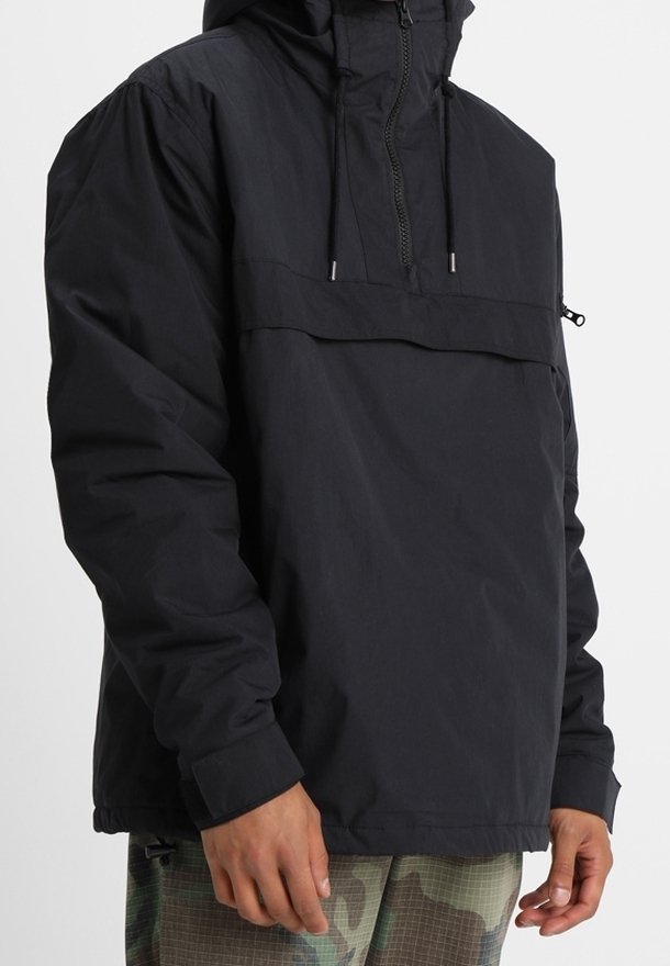 Svart pullover-jacka med halvdragkedja framtill, huva, elastiska ärmslut och framficka. Tillverkad av mjukt, lätt material.