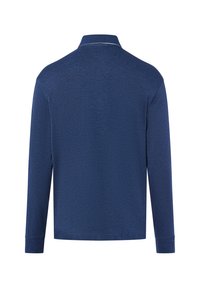 Marineblauwe polo met lange mouwen, een gladde textuur, een klassieke kraag en contrasterende witte accenten bij de hals. Eenvoudige achteraanzicht.