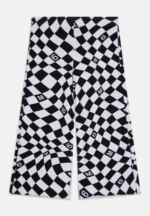 Schwarz-weiße kariertes Hosen mit einem wellenförmigen Muster. Enthält numerische Akzente "6" und "M", die in das Design integriert sind. Glatter Stofftextur.