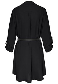 Robe noire à ceinture, à manches longues, avec un col, des plis au dos et un détail de manches retroussées. Tissu lisse et coupe décontractée.