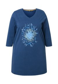 Blaue V-Ausschnitt-Tunika mit drei Viertelärmeln und einem zentralen, dekorativen Blumenmuster in Blau- und Beigetönen.