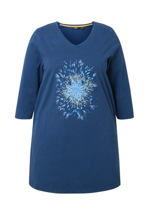 Niebieska tunika z dekoltem w serek, posiadająca rękawy o długości trzech ćwiartek oraz centralny dekoracyjny wzór kwiatowy w odcieniach niebieskiego i beżowego.