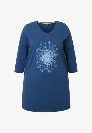 Niebieska tunika z dekoltem w serek, posiadająca rękawy o długości trzech ćwiartek oraz centralny dekoracyjny wzór kwiatowy w odcieniach niebieskiego i beżowego.