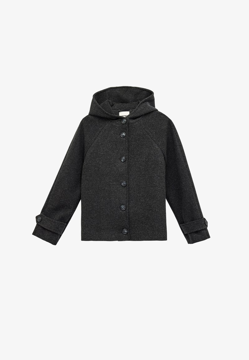 Giacca a cappuccio grigio scuro con tessuto texturizzato, sei bottoni neri lungo la parte anteriore e maniche arrotolate. Presenta una vestibilità comoda e maniche raglan.