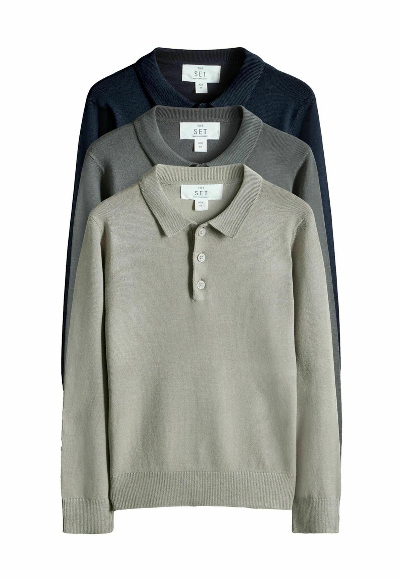 Tre polo a maglia impilati: blu navy scuro, grigio e verde chiaro. Ognuno presenta un colletto, una patta con quattro bottoni e polsini a costine.
