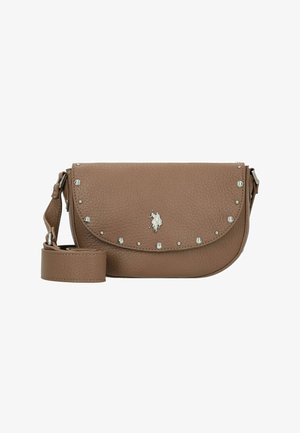 Sac bandoulière en cuir marron avec un rabat arrondi, des clous argentés et un logo en accent. Comprend une sangle détachable pour un style polyvalent.
