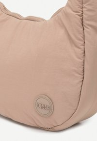 Krémes bézs, párnázott táska sima textúrával, lekerekített formával és egy kör alakú COLMAR logóval, amely dombornyomott részletként jelenik meg.