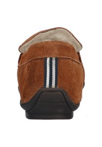 Scarpa slip-on in suede marrone con retro arrotondato, caratterizzata da accenti a righe blu navy e bianche e suola in gomma nera testurizzata. Interno morbido visibile.