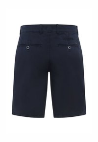 Pantaloni corti blu navy con una texture liscia, due tasche posteriori con chiusura a bottone e passanti per cintura. Design casual, adatto per il clima caldo.
