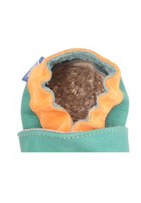 Leren slipper met een turquoise buitenkant en een oranje suède voering. De bovenkant heeft een geraffineerde, gerimpelde rand die een zachte bruine binnenvoering onthult.