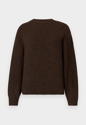 Brun strikket genser med lange ermer, rund hals og myk tekstur. Har en avslappet passform og ribbestrikkede mansjetter og kant.