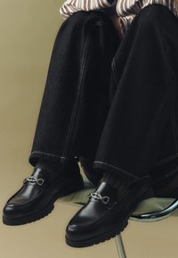 Bershka DETAIL - PENNY LOAFERS  - Našuchovačky - black