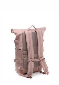 Zaino roll-top in morbido tessuto rosa, dotato di spallacci regolabili, pannello posteriore in rete e tasche laterali con chiusure a fibbia.