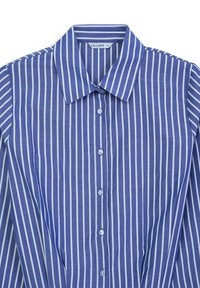 Camicia button-up a strisce blu e bianche con colletto, caratterizzata da una texture liscia e cinque bottoni abbinati lungo la parte anteriore.