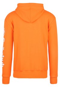Een oranje hoodie met een kangoeroezak, lange mouwen en een wit logo op de linkermouw. Gemaakt van een zachte, gladde stof.