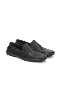 Mocasines de cuero negro con acabados lisos y texturizados. Presentan un perfil bajo, punta redondeada y costuras decorativas en la parte frontal.