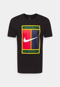 Camiseta de algodón negra con un gran logo multicolor de Nike en un diseño rectangular con secciones en rojo, verde, amarillo y azul.