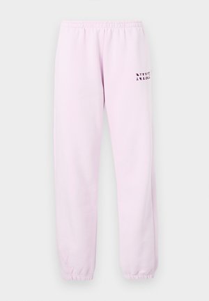 Pantaloni de trening roz cu talie elastică, glezne strâmte și un mic logo imprimat pe partea din față. Textură de țesătură netedă, stil casual.