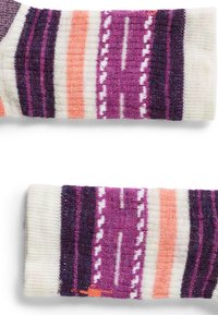 Calcetines de punto a rayas que presentan colores púrpura, naranja y blanco. Tela texturizada con diferentes anchos y patrones de rayas a lo largo.