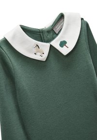 Sweat-shirt vert avec un col blanc orné de broderies de chevaux et d'arbres. Confectionné en tissu doux, il offre une texture confortable et une fermeture à boutons.