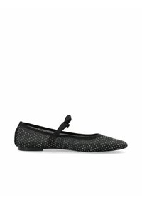 Bailarinas de malla negras con punta afilada, embellecidas con pequeños tachuelas plateados, cuentan con una correa decorativa a lo largo del empeine y una suela plana.