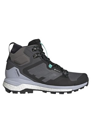 Czarno-szare buty trekkingowe z wysokim krokiem, materiał GORE-TEX, strukturalna tkanina oraz biała, wyściełana podeszwa z głębokim bieżnikiem.