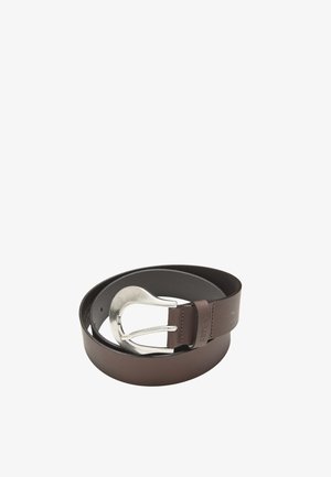 Ceinture en cuir marron foncé roulée avec une grande boucle ovale argentée et le nom de la marque gravé sur la boucle de ceinture.