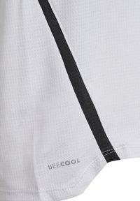 Tissu blanc texturé avec une bande noire diagonale et un logo "BEECOOL" imprimé près du bord inférieur.