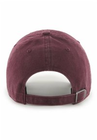 Casquette burgundy en coton texturé, visière incurvée, sangle en tissu réglable à l'arrière et trous de ventilation sur la calotte.
