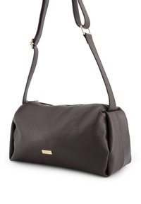 Brun tekstureret læderhåndtaske med guldfarvede hardwaredetaljer, lynlåslukning og en lang justerbar rem. Buet form med en let dybde.