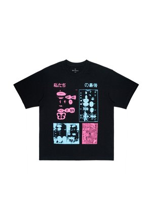 T-shirt nera in cotone con stampe grafiche in rosa e blu, che includono design astratti ed elementi testuali, con una vestibilità rilassata e maniche corte.