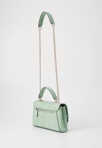 Borsa a mano verde strutturata con una texture particolare, manico superiore e tracolla a catena rimovibile. Tasche con zip sul davanti.