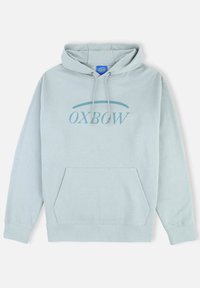 Sweat à capuche bleu clair en coton doux, avec une poche frontale et une capuche ajustable à cordon. "OXBOW" imprimé en bleu foncé sur la poitrine.