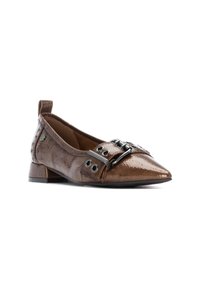 Zapato plano marrón con puntera afilada, parte superior texturizada brillante, hebilla decorativa y ojales, y un tacón mínimo para mayor soporte.