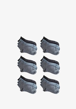 Sechs Paare von Crew-Socken zur Ansicht: zwei schwarze, zwei hellblaue, zwei graue. Mit gerippten Bündchen und glatter Stoffoberfläche.