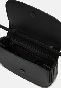 Schwarze Leder-Umhängetasche mit Klappenverschluss, Innenreißverschlussfach und mehreren Kartenfächern. Glatte Textur und einfaches Design.