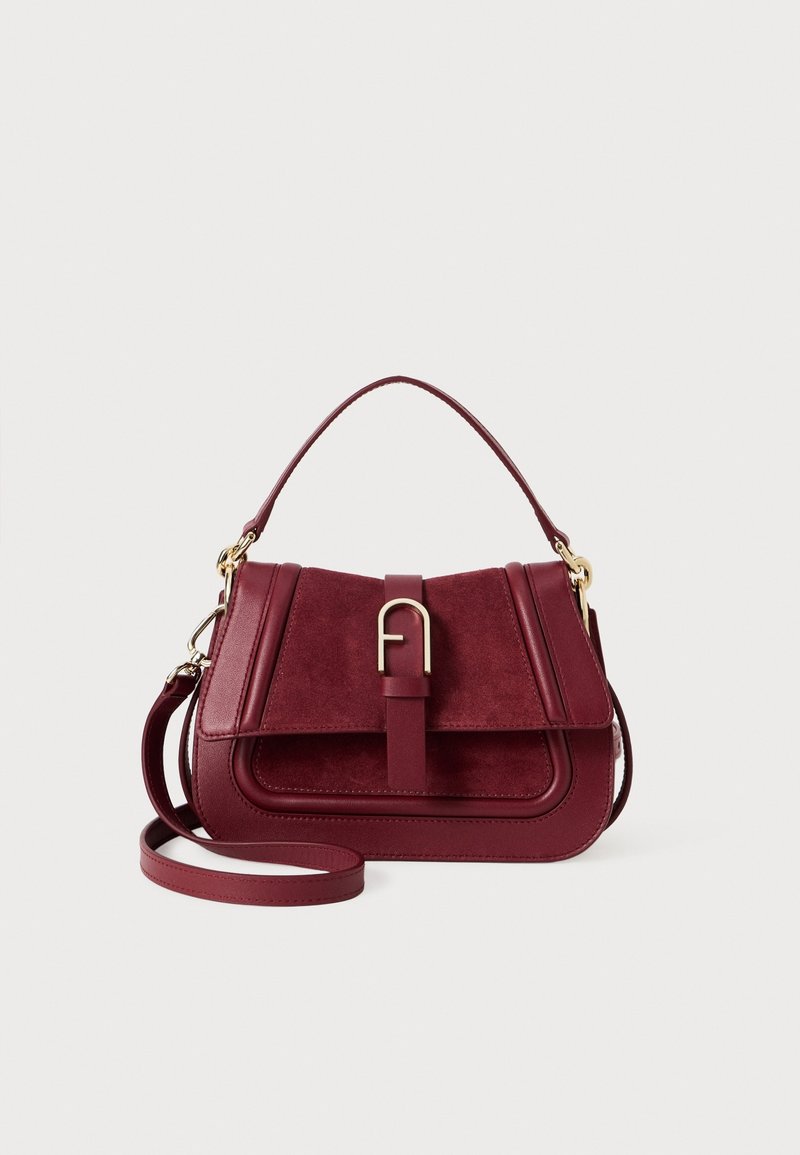Sac à main en cuir et daim bordeaux avec poignée supérieure, bandoulière réglable et fermeture à boucle dorée sur le rabat avant.