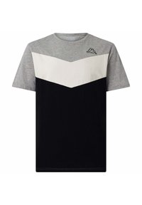 Camiseta de manga corta en gris y negro con un diseño en forma de chevron; presenta una sección en crema en el pecho y un logo en la parte superior izquierda.
