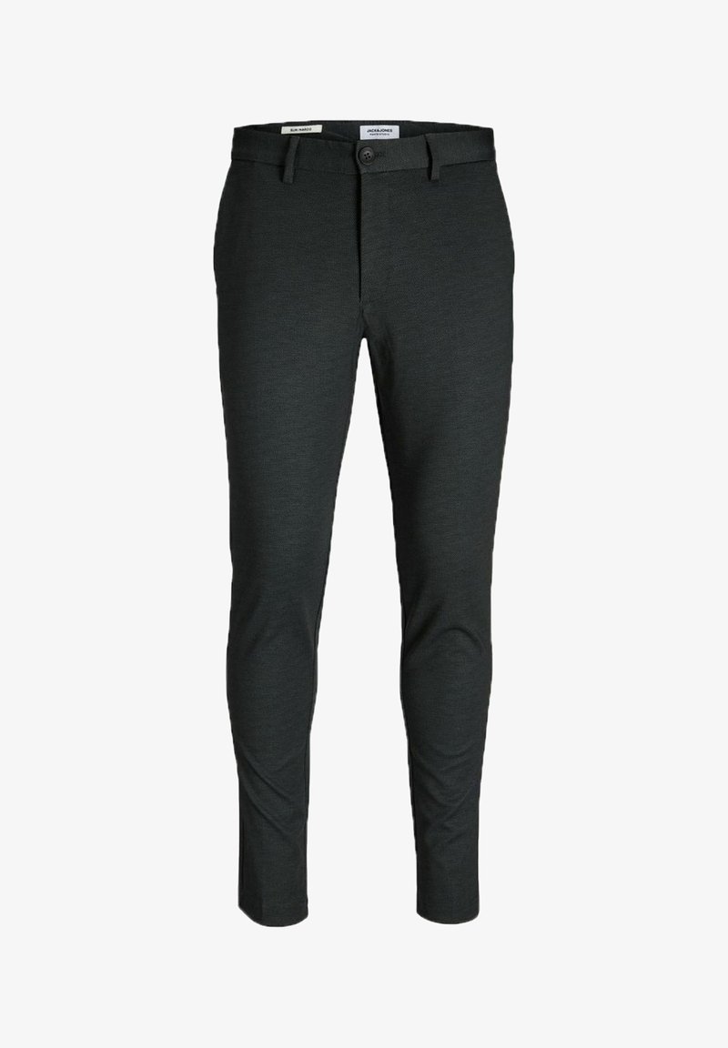 Pánské černé slim-fit kalhoty s poutky na opasek, knoflíkovým zapínáním a dvěma předními kapsami, vystavené na bílém pozadí.