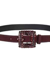 Burgunderfarbener Wildledergürtel mit schwarzem Innenfutter und einer quadratischen Schnalle, die mit Strasssteinen besetzt ist und rote sowie lila Edelsteinelemente enthält.