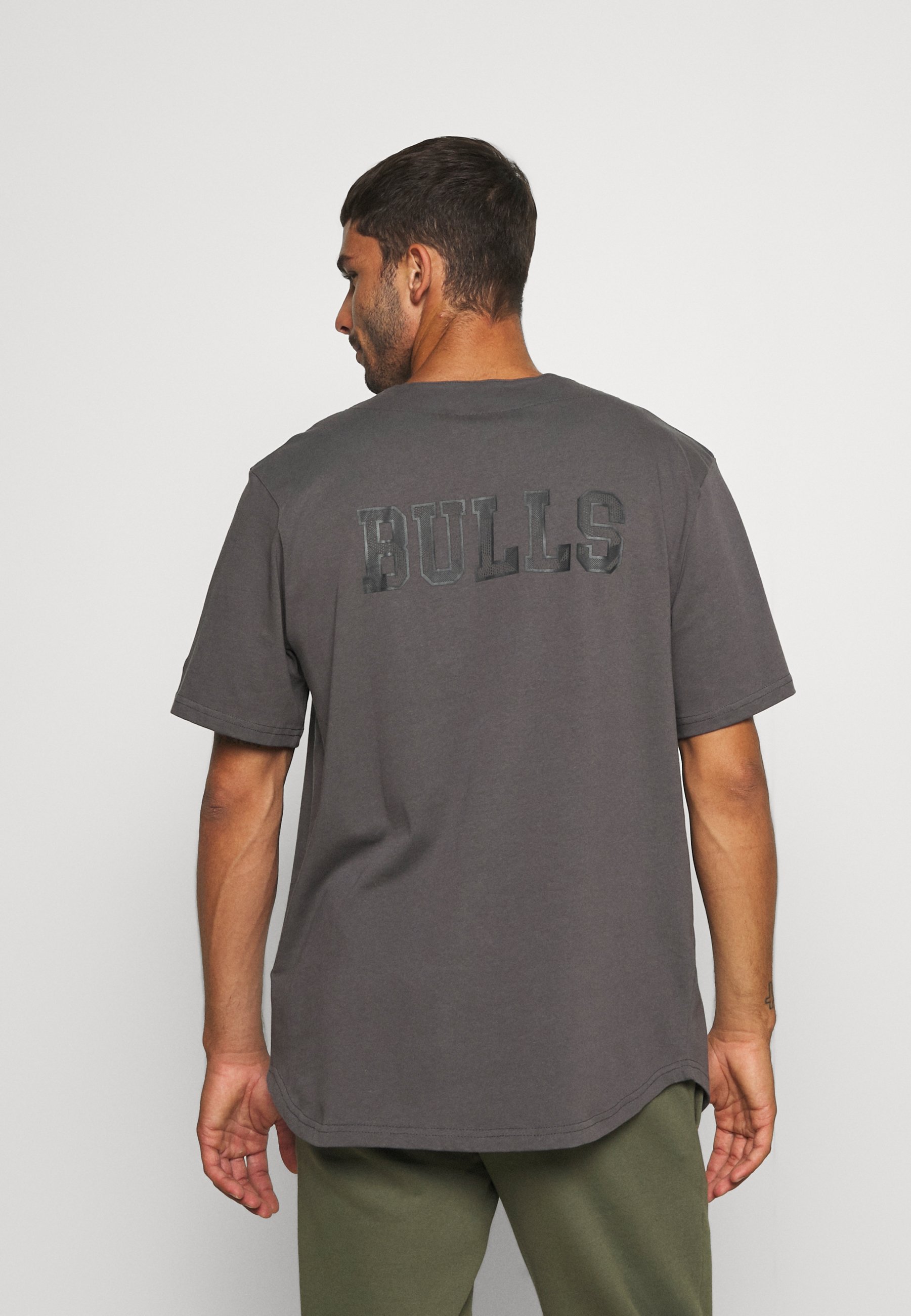 Men NBA CHICAGO BULLS GEOMETRIC CAMO BASEBALL - Club wear Men NBA CHICAGO BULLS GEOMETRIC CAMO BASEBALL - Club wear