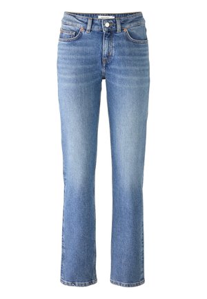 Jeans de mezclilla azul claro con cintura alta, corte recto, cinco bolsillos y detalle de costura naranja. Textura suave con un diseño clásico.