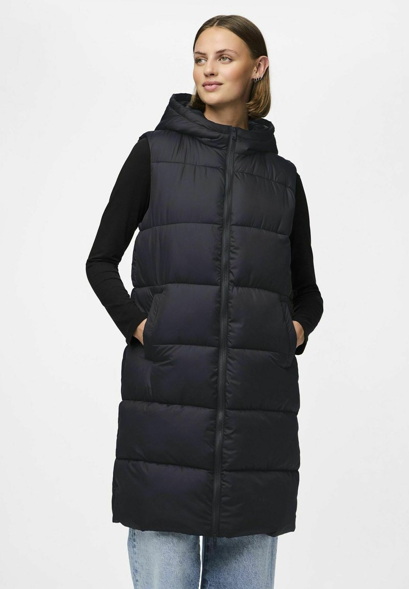 Gilet blu navy, imbottito e con cappuccio, dotato di zip frontale, tasche laterali e un design lungo fino al ginocchio. Texture liscia con un motivo cucito.