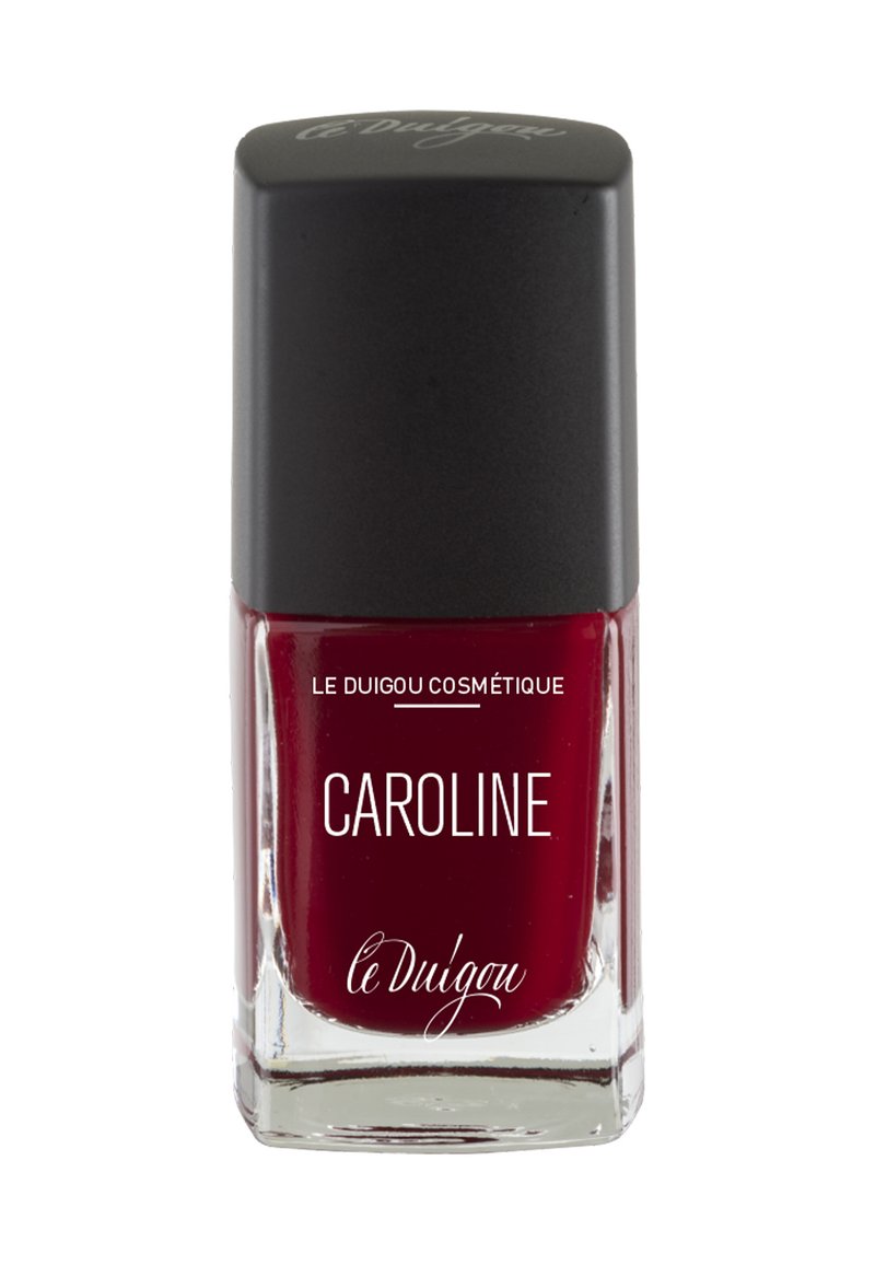 Bottiglia di smalto per unghie con un tappo quadrato nero e una base di vetro trasparente, riempita con smalto di un rosso intenso. L'etichetta riporta la scritta "CAROLINE" e il nome del marchio.