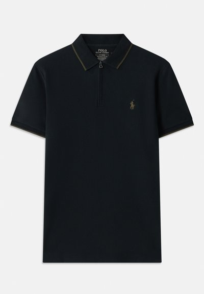 Melna polo krekla ar puscīpsni, kontrastējošu apkakli un mazu izšūtu logotipu kreisajā pusē. Izgatavots no gludas auduma.