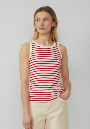 Rotweiß gestreifes Tanktop mit rundem Ausschnitt und normaler Passform, aus weichem Stoff gefertigt. Kombiniert mit hellen Hosen.